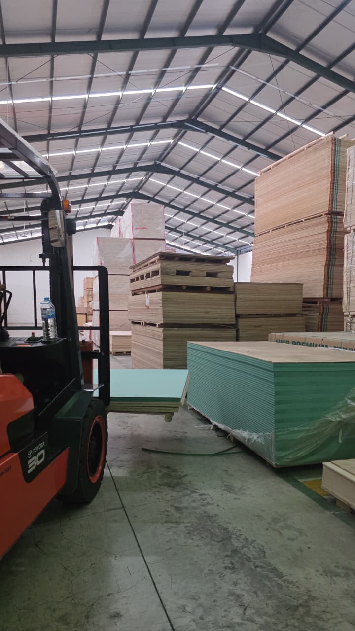 Aktivitas penyimpanan lembaran plywood di gudang Sumber Rejo