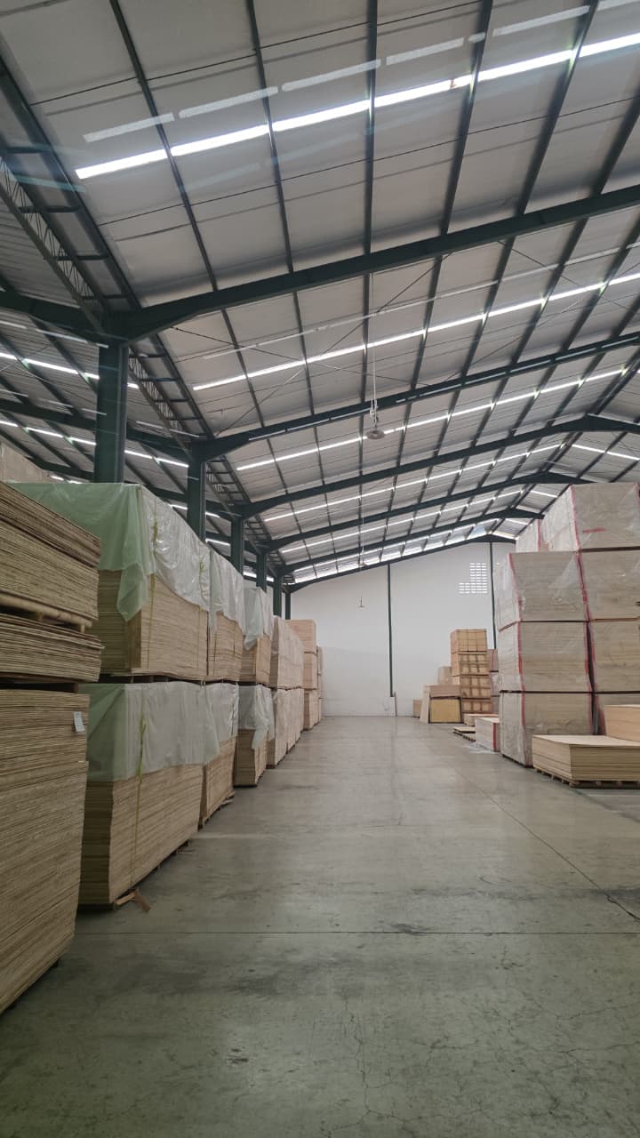 Lembaran material kayu olahan di area distribusi Sumber Rejo