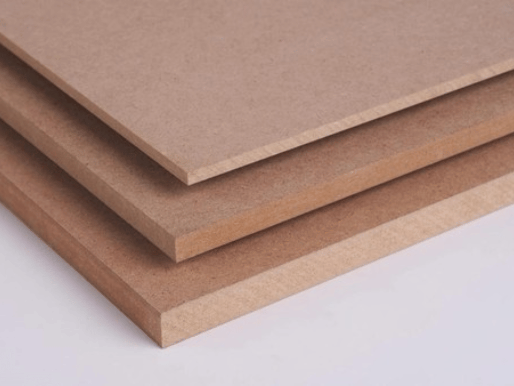 Tumpukan papan MDF dengan permukaan serat halus berwarna coklat