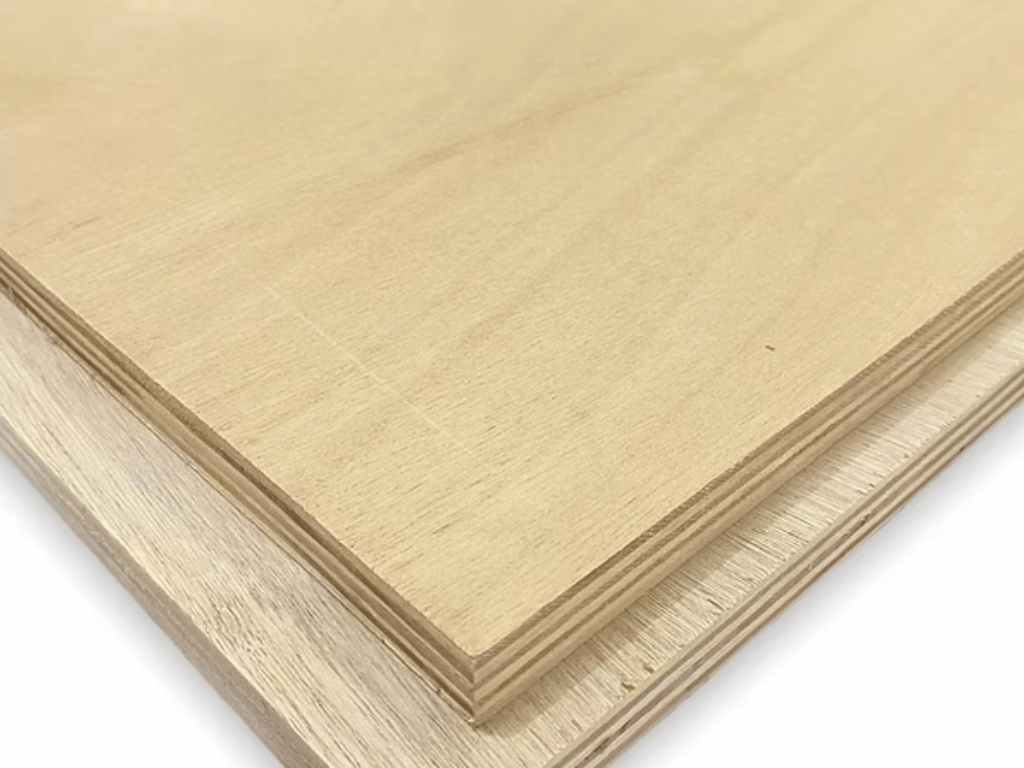 Tumpukan lembaran plywood dengan lapisan veneer terlihat pada sisi papan