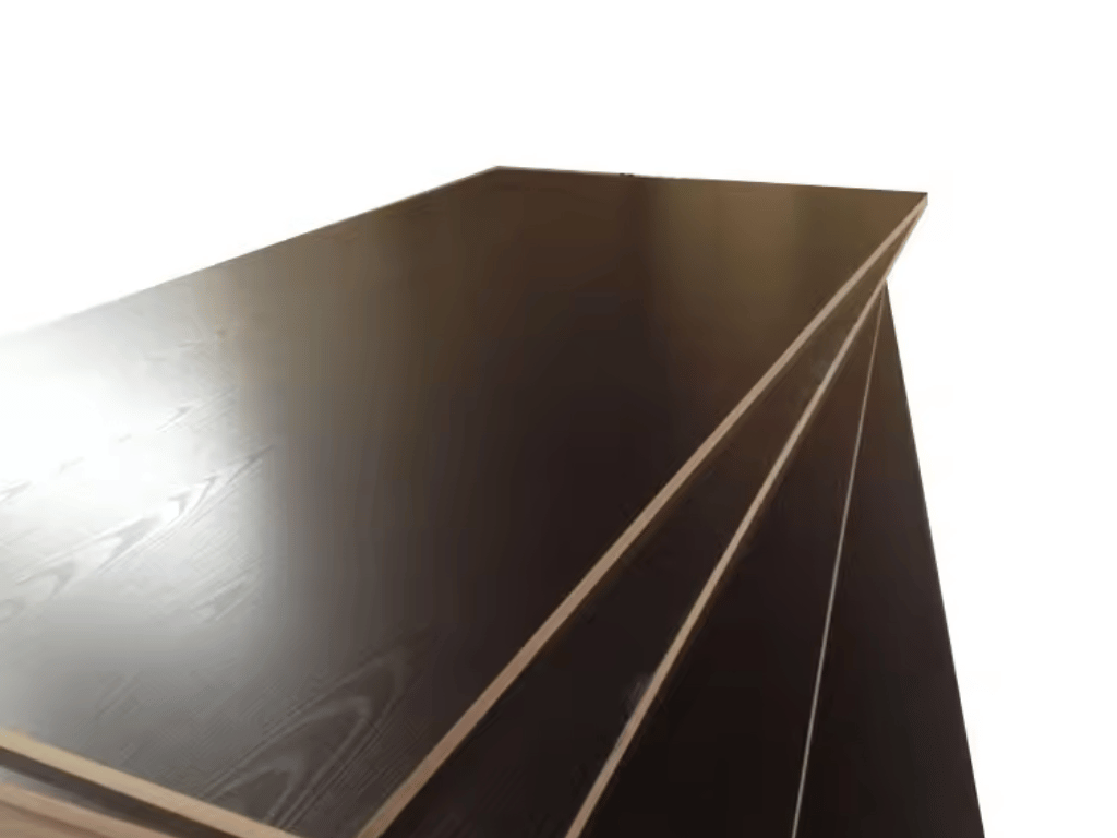 Papan tegofilm dengan permukaan film berwarna coklat gelap mengkilap