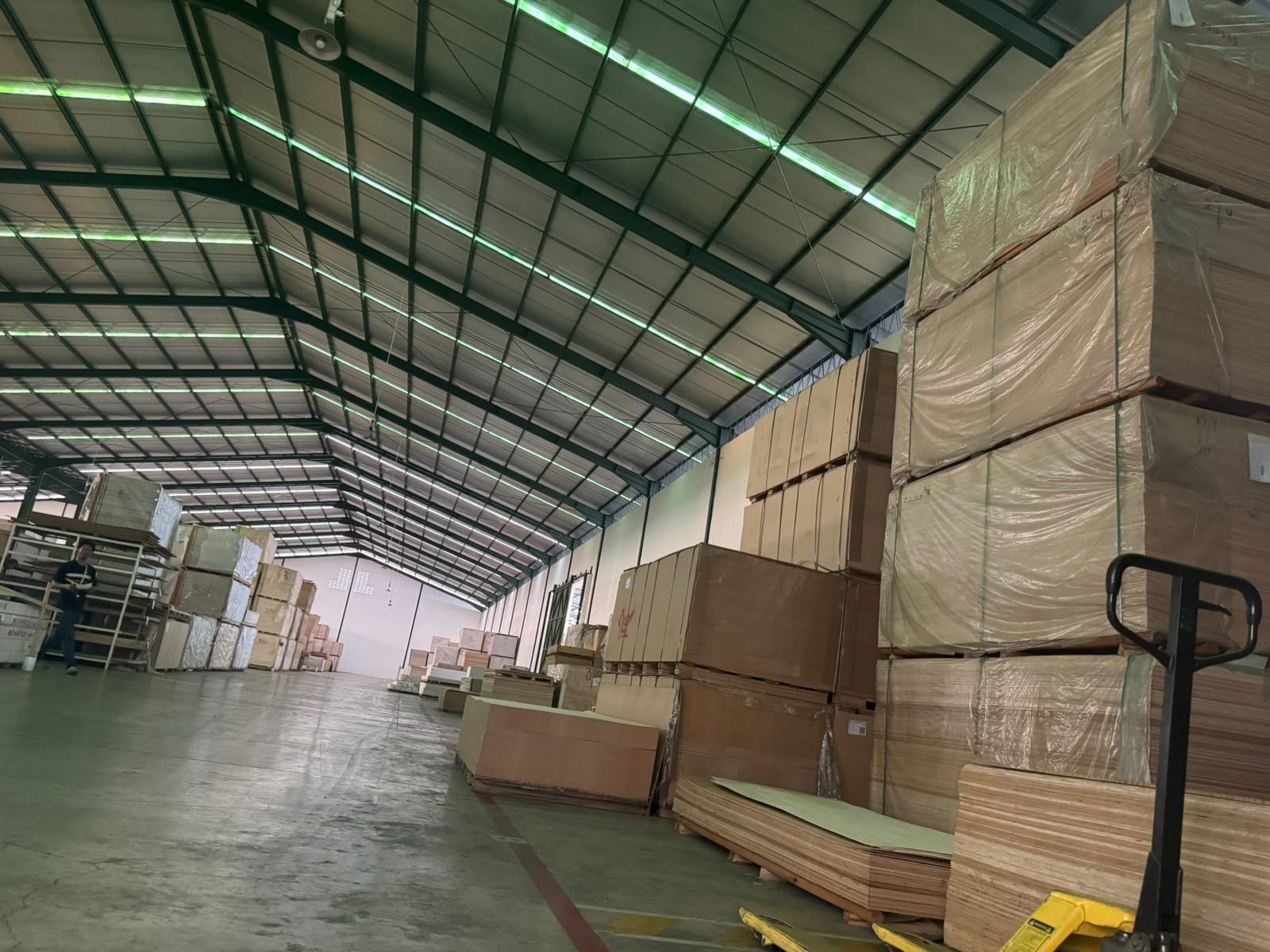 Material papan kayu olahan tersusun rapi di gudang Sumber Rejo