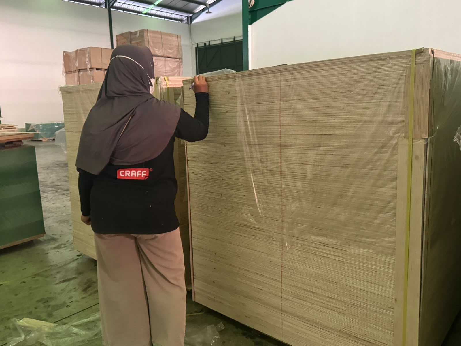 Penataan lembaran plywood di gudang Sumber Rejo