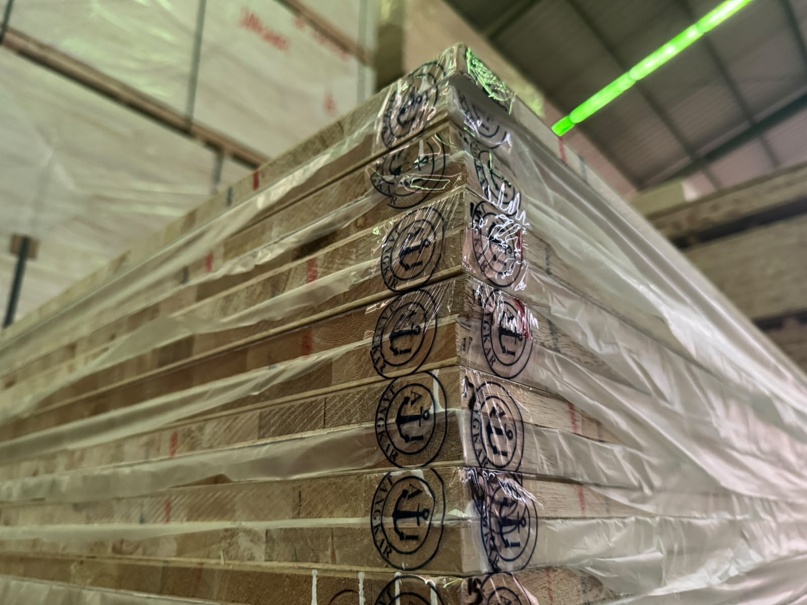 Stok plywood siap distribusi di gudang Sumber Rejo