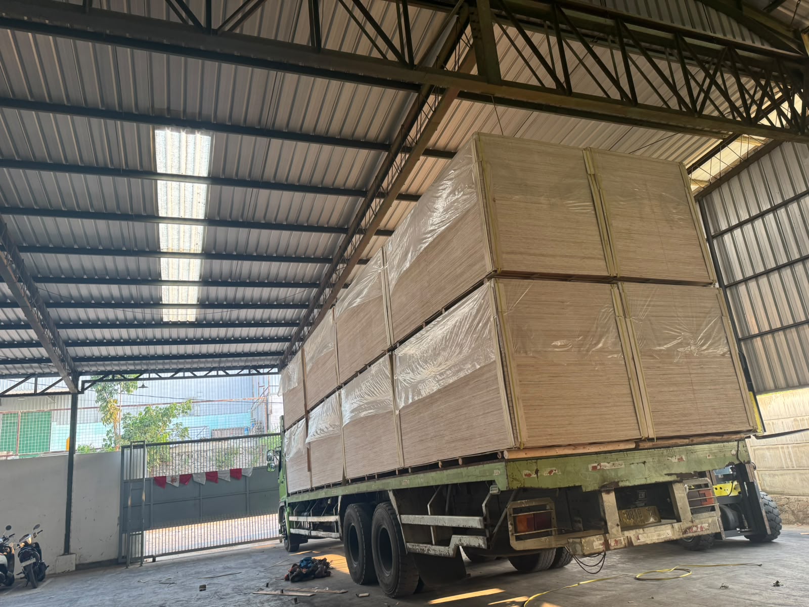 Aktivitas distribusi material Sumber Rejo