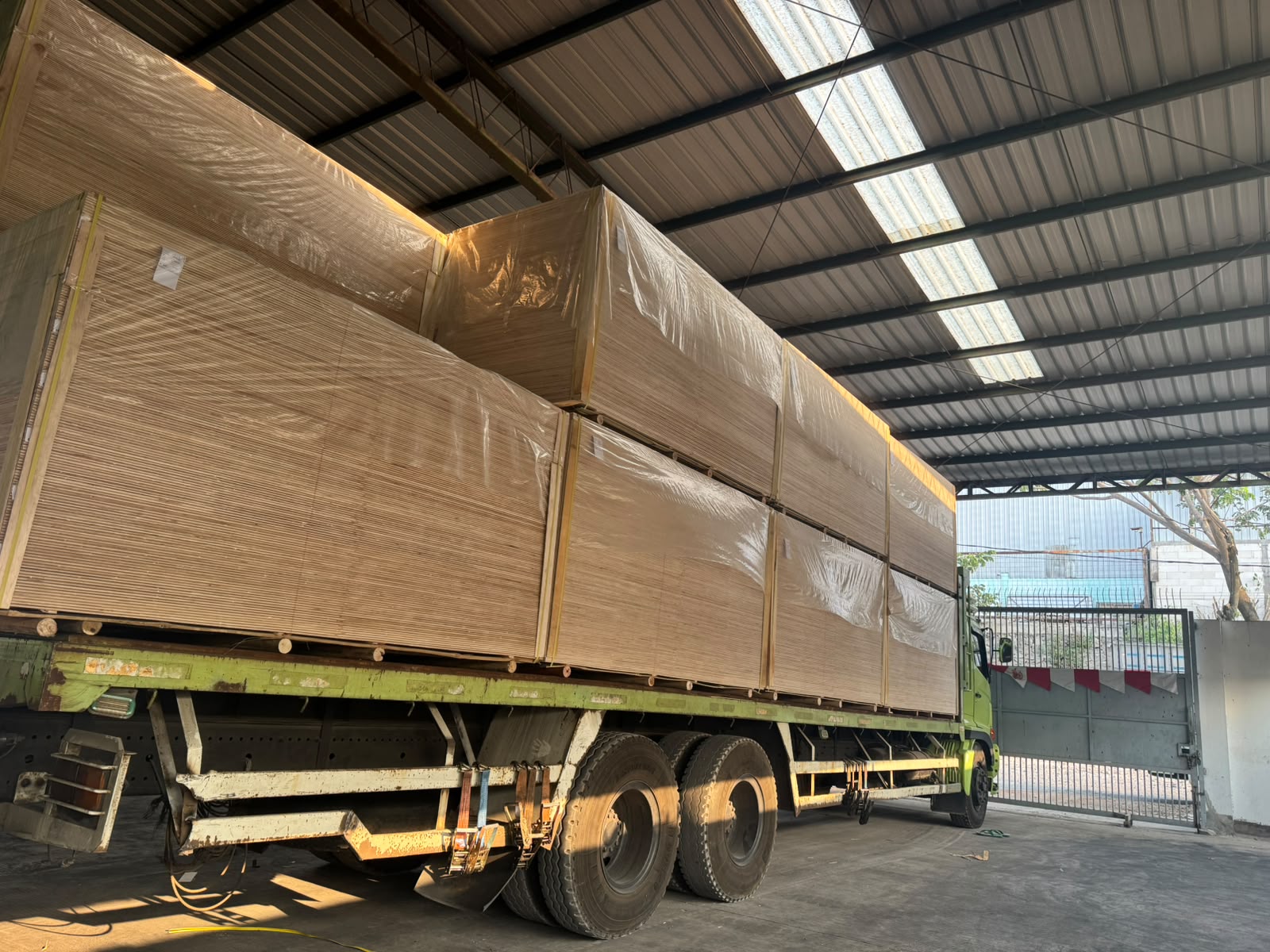 Penyusunan stok papan kayu olahan Sumber Rejo